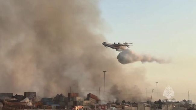 Авиация МЧС России помогает ликвидировать пожары в порту Шахид-Раджаи