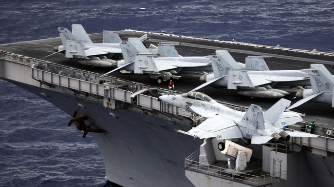 Истребитель F/A-18 Super Hornet на палубе американского авианосца USS Harry S. Truman