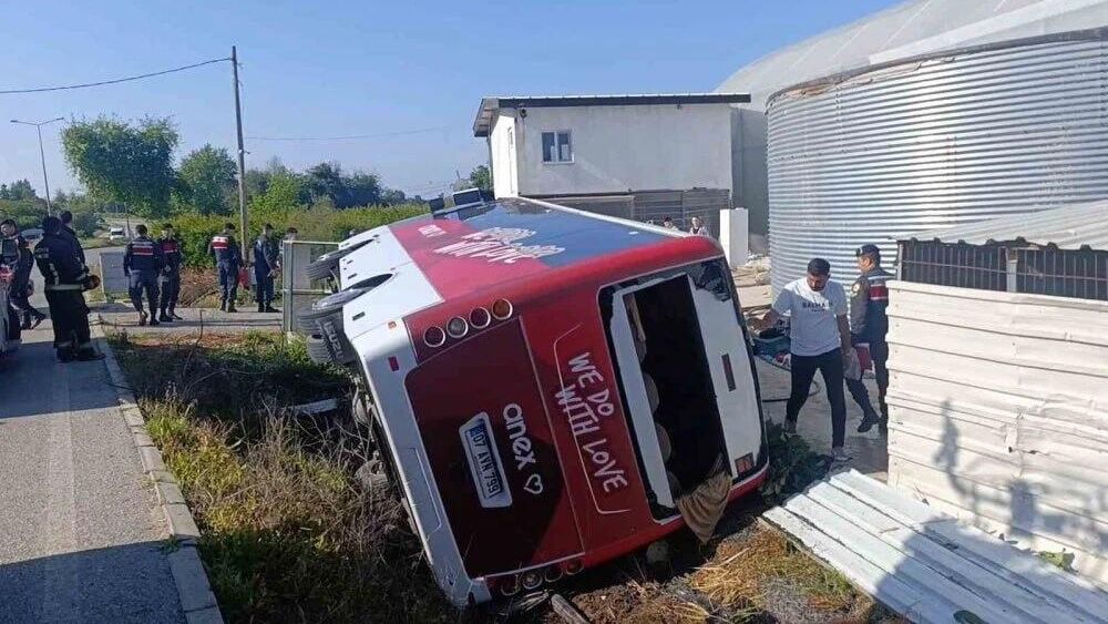 Автобус с российскими туристами попал в ДТП в турецкой провинции Анталья - РИА Новости, 1920, 29.04.2025