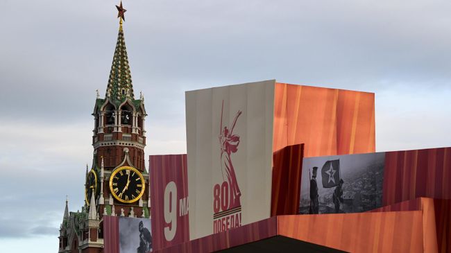 Подготовка Красной площади в Москве ко Дню Победы