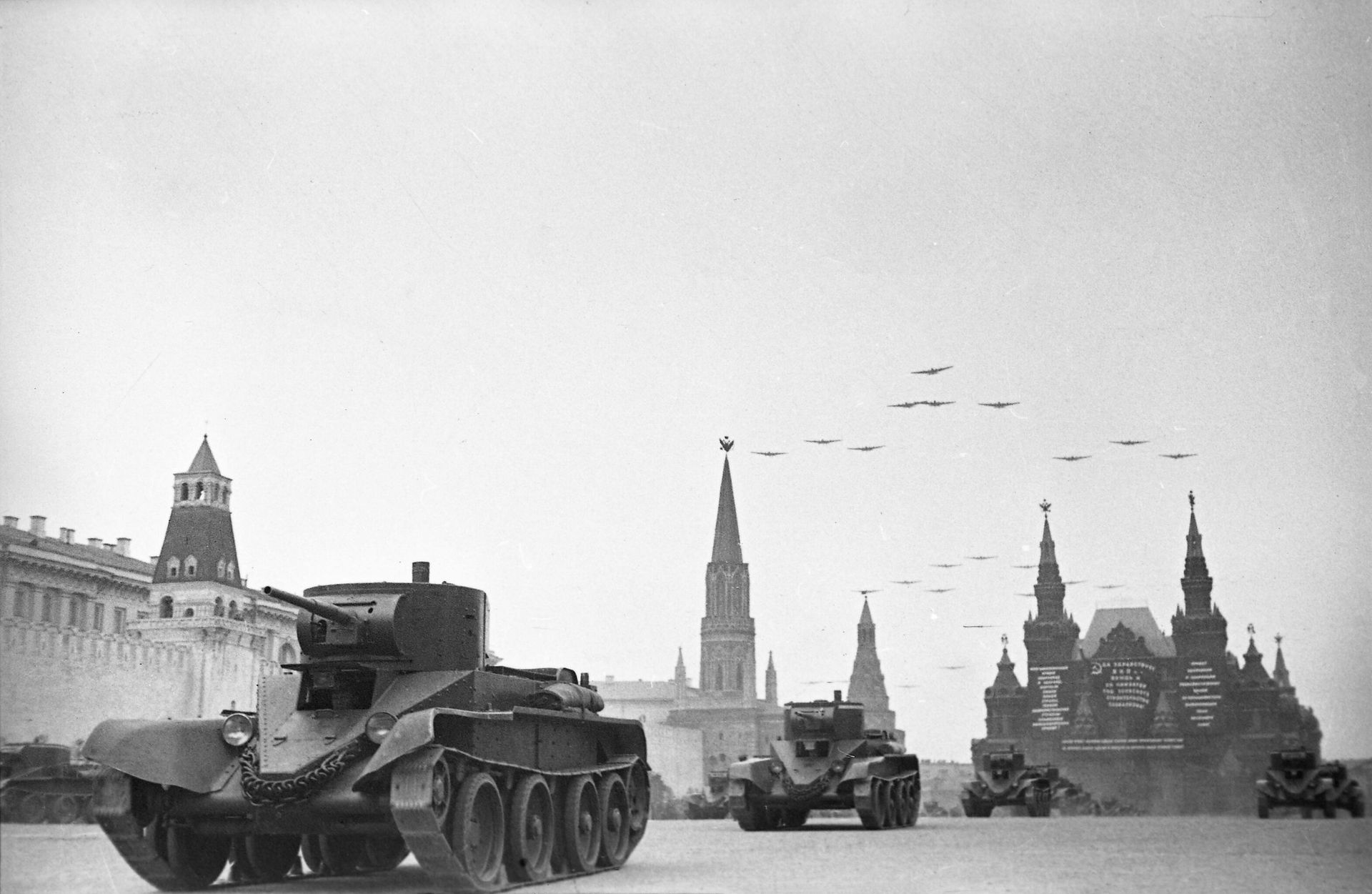 Первомайский парад в Москве в 1930-х Первомайский парад в Москве в 1930-х - РИА Новости, 1920, 29.04.2025