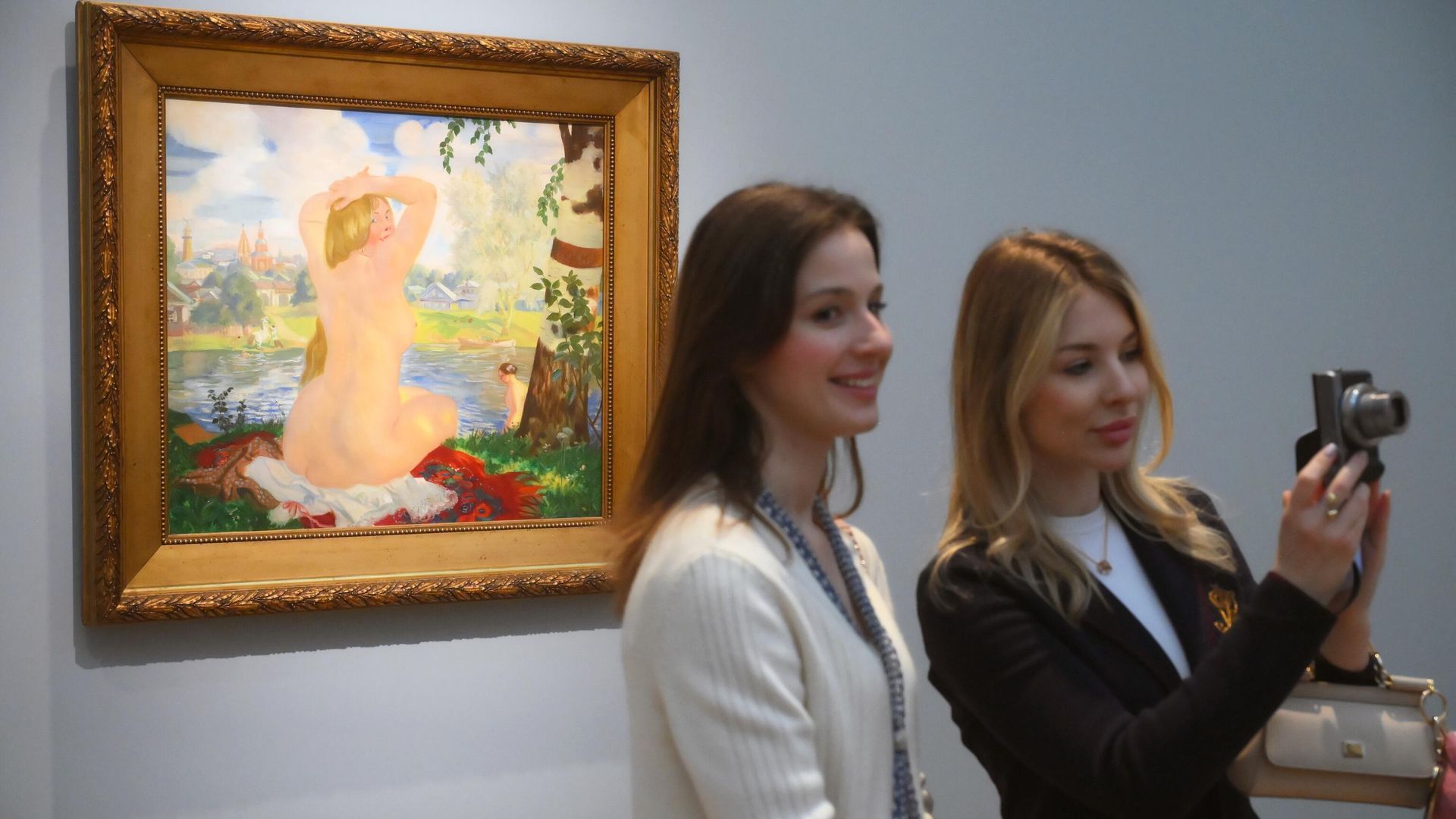 Картина Купальщица на предварительном показе выставки Борис Кустодиев. Живопись. Графика. Театр в Третьяковской галерее - РИА Новости, 1920, 30.04.2025