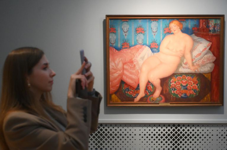 Картина Красавица на предварительном показе выставки Борис Кустодиев. Живопись. Графика. Театр в Третьяковской галерее Картина Красавица на предварительном показе выставки Борис Кустодиев. Живопись. Графика. Театр в Третьяковской галерее
