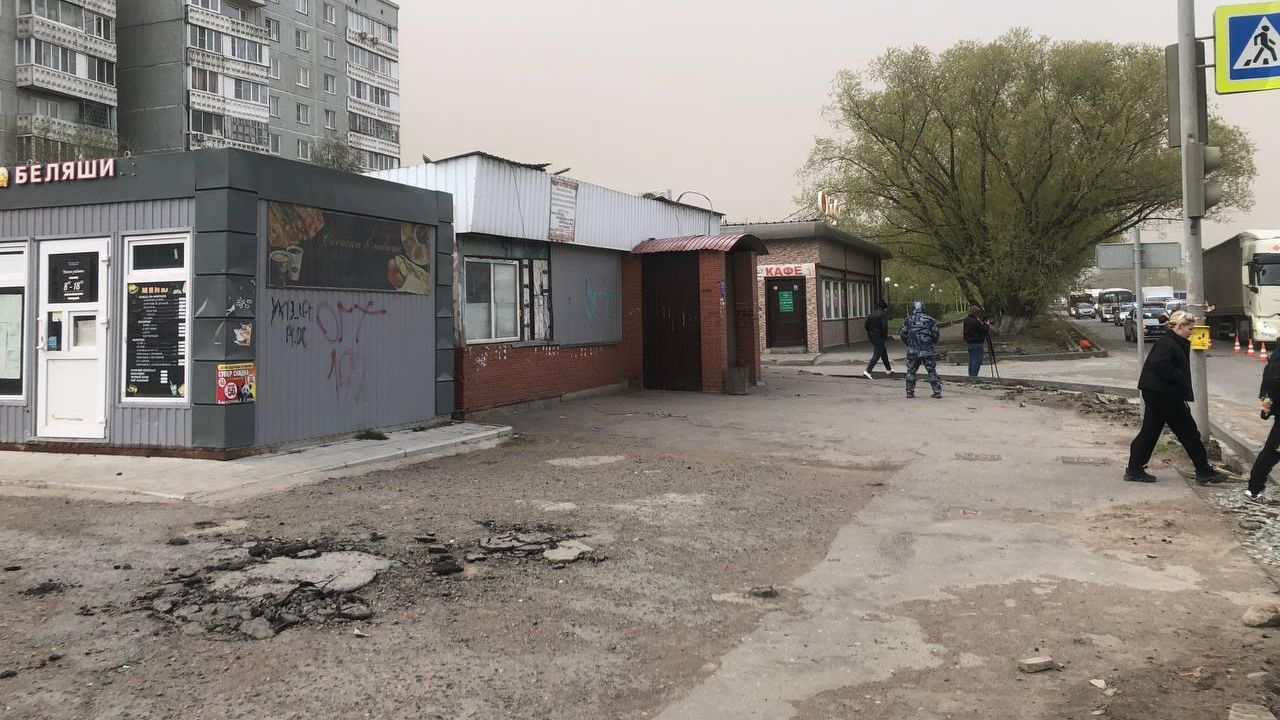 Место гибели мужчины, упавшего с крыши во время сильного ветра в Омске Место гибели мужчины, упавшего с крыши во время сильного ветра в Омске - РИА Новости, 1920, 29.04.2025