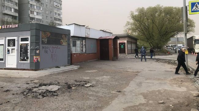 Место гибели мужчины, упавшего с крыши во время сильного ветра в Омске