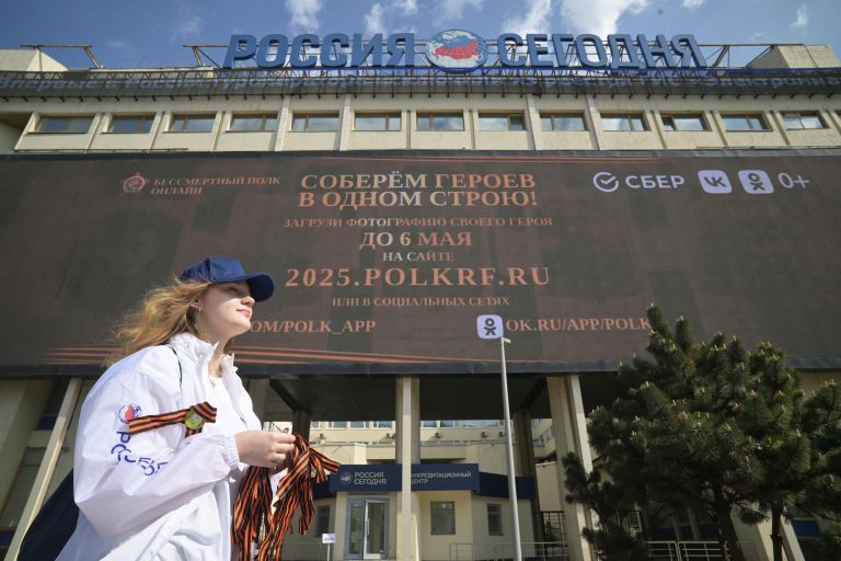 Волонтер раздает георгиевские ленточки на Зубовском бульваре в Москве в рамках ежегодной акции Георгиевская ленточка, посвященной 80-й годовщине Победы в Великой Отечественной войне Волонтер раздает георгиевские ленточки на Зубовском бульваре в Москве в рамках ежегодной акции Георгиевская ленточка, посвященной 80-й годовщине Победы в Великой Отечественной войне