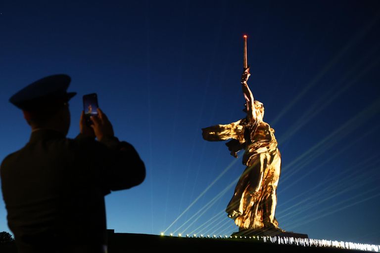 Световая инсталляция Свет Великой Победы на Мамаевом кургане в Волгограде Световая инсталляция Свет Великой Победы на Мамаевом кургане в Волгограде