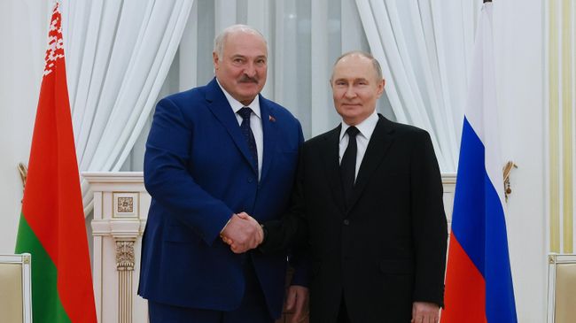 Президент России Владимир Путин и президент Белоруссии Александр Лукашенко во время встречи, 29 апреля 2025 года