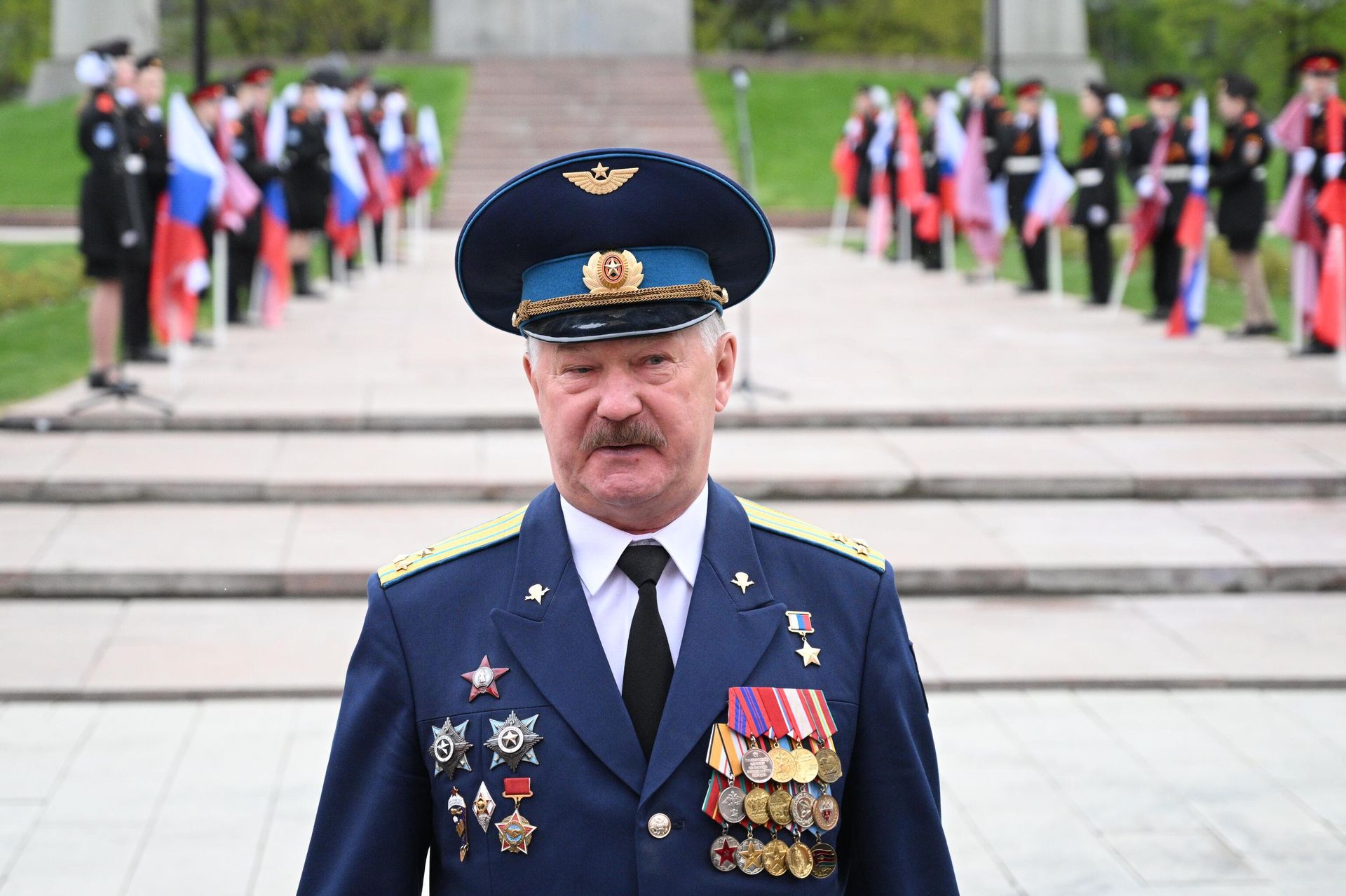 Полковник, герой России Вячеслав Сивко перед стартом патриотического проекта Города-герои – города героев у обелиска Москва – город-герой на площади Дорогомиловская Застава в Москве Полковник, герой России Вячеслав Сивко перед стартом патриотического проекта Города-герои – города героев у обелиска Москва – город-герой на площади Дорогомиловская Застава в Москве - РИА Новости, 1920, 29.04.2025