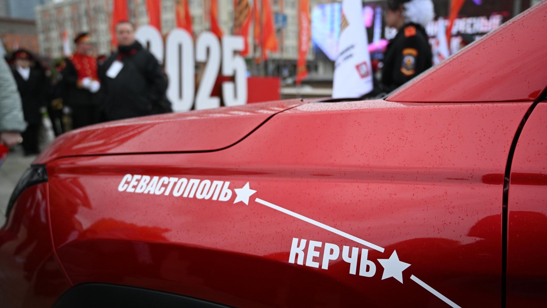 Автопробег пройдет по трем маршрутам. По ходу пробега в городах-героях пройдут торжественные митинги и церемонии возложения цветов к стелам в честь городов-героев и защитников Отечества с участием руководителей региональных органов власти и ветеранов Автопробег пройдет по трем маршрутам. По ходу пробега в городах-героях пройдут торжественные митинги и церемонии возложения цветов к стелам в честь городов-героев и защитников Отечества с участием руководителей региональных органов власти и ветеранов - РИА Новости, 1920, 29.04.2025