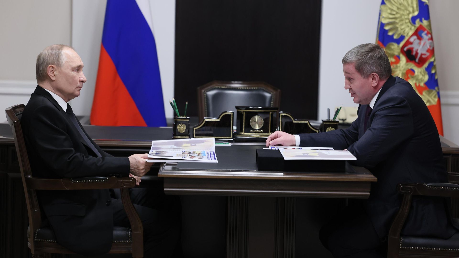Президент РФ Владимир Путин и губернатор Волгоградской области Андрей Бочаров во время встречи. 29 апреля 2025 Президент РФ Владимир Путин и губернатор Волгоградской области Андрей Бочаров во время встречи. 29 апреля 2025 - РИА Новости, 1920, 29.04.2025