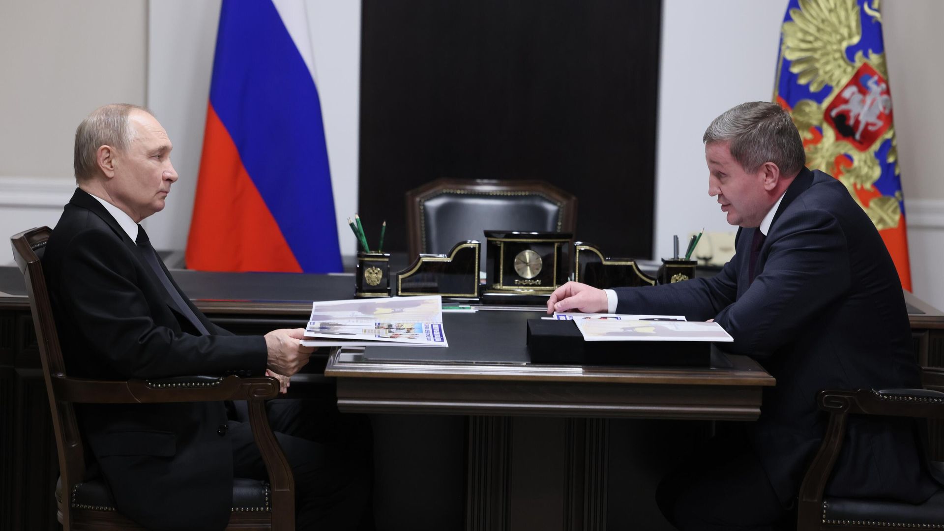  Президент РФ Владимир Путин и губернатор Волгоградской области Андрей Бочаров во время встречи. 29 апреля 2025 - РИА Новости, 1920, 29.04.2025