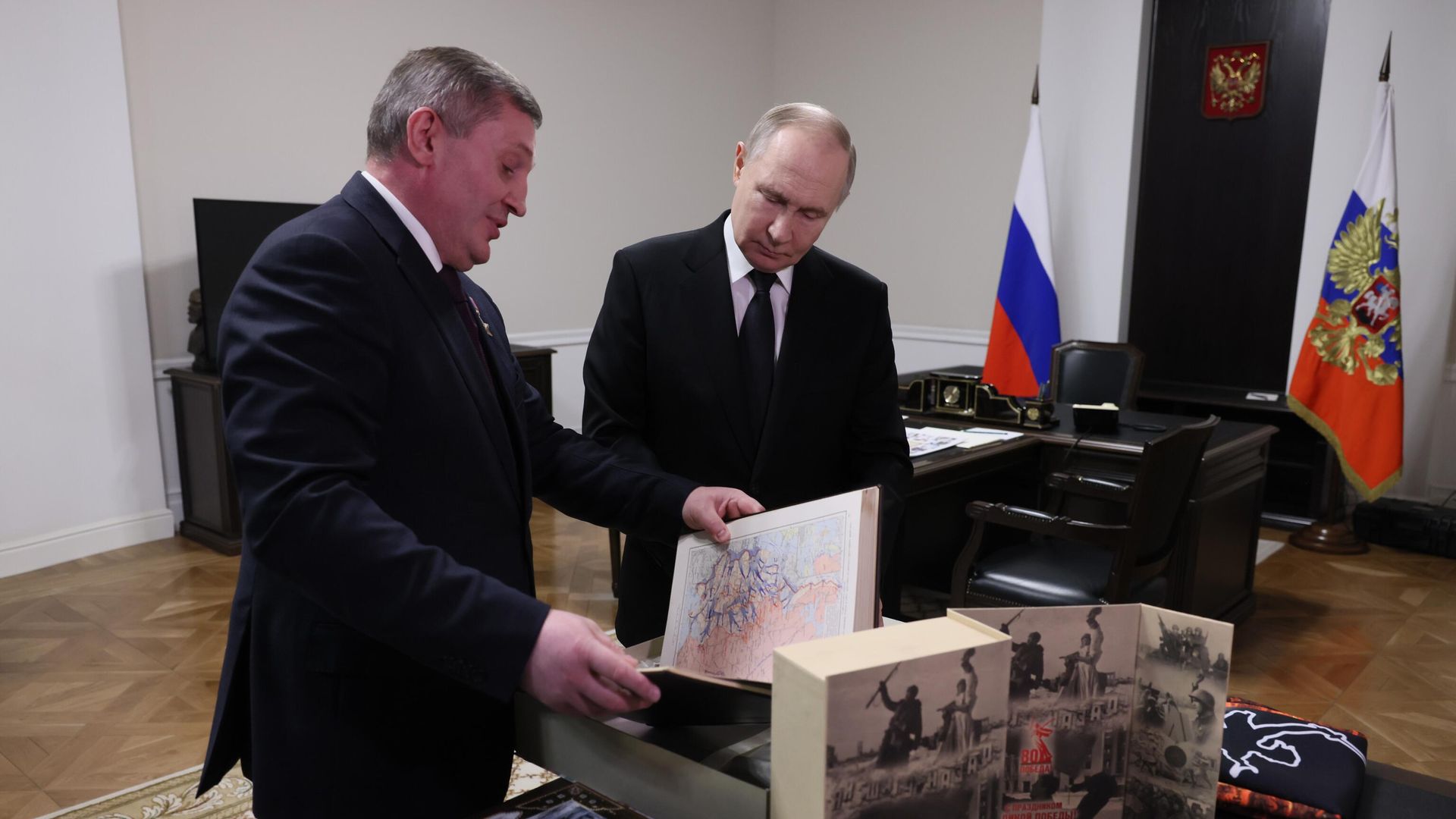 Президент РФ Владимир Путин и губернатор Волгоградской области Андрей Бочаров во время встречи Президент РФ Владимир Путин и губернатор Волгоградской области Андрей Бочаров во время встречи - РИА Новости, 1920, 24.06.2025