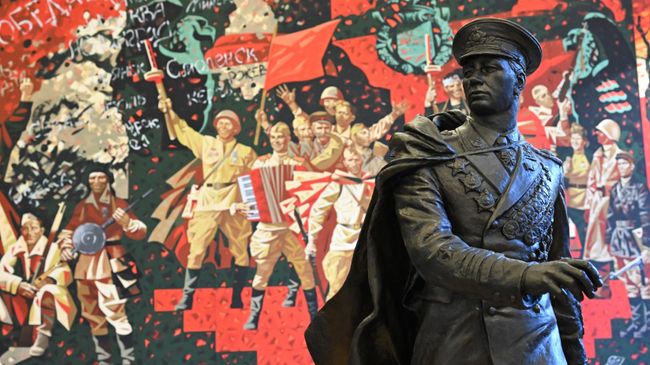 Памятник адмиралу Н.Г. Кузнецову скульптора М.В. Переяславца на открытии выставочного проекта Вера – Подвиг – Победа к 80-летию Победы в Российской академии художеств