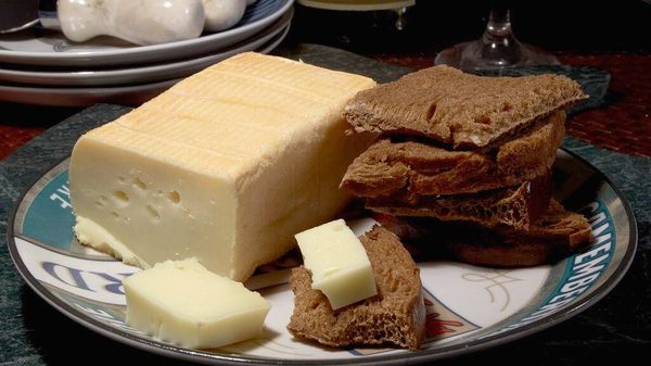 Лимбургский сыр с хлебом Лимбургский сыр с хлебом