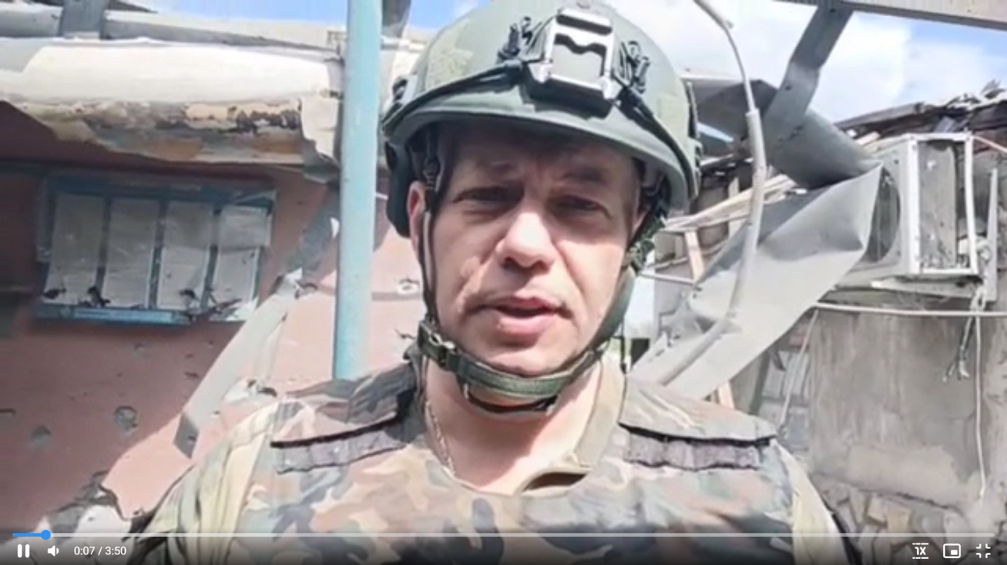 Станислав на месте обстрела рынка в Горловке - скрин с видео