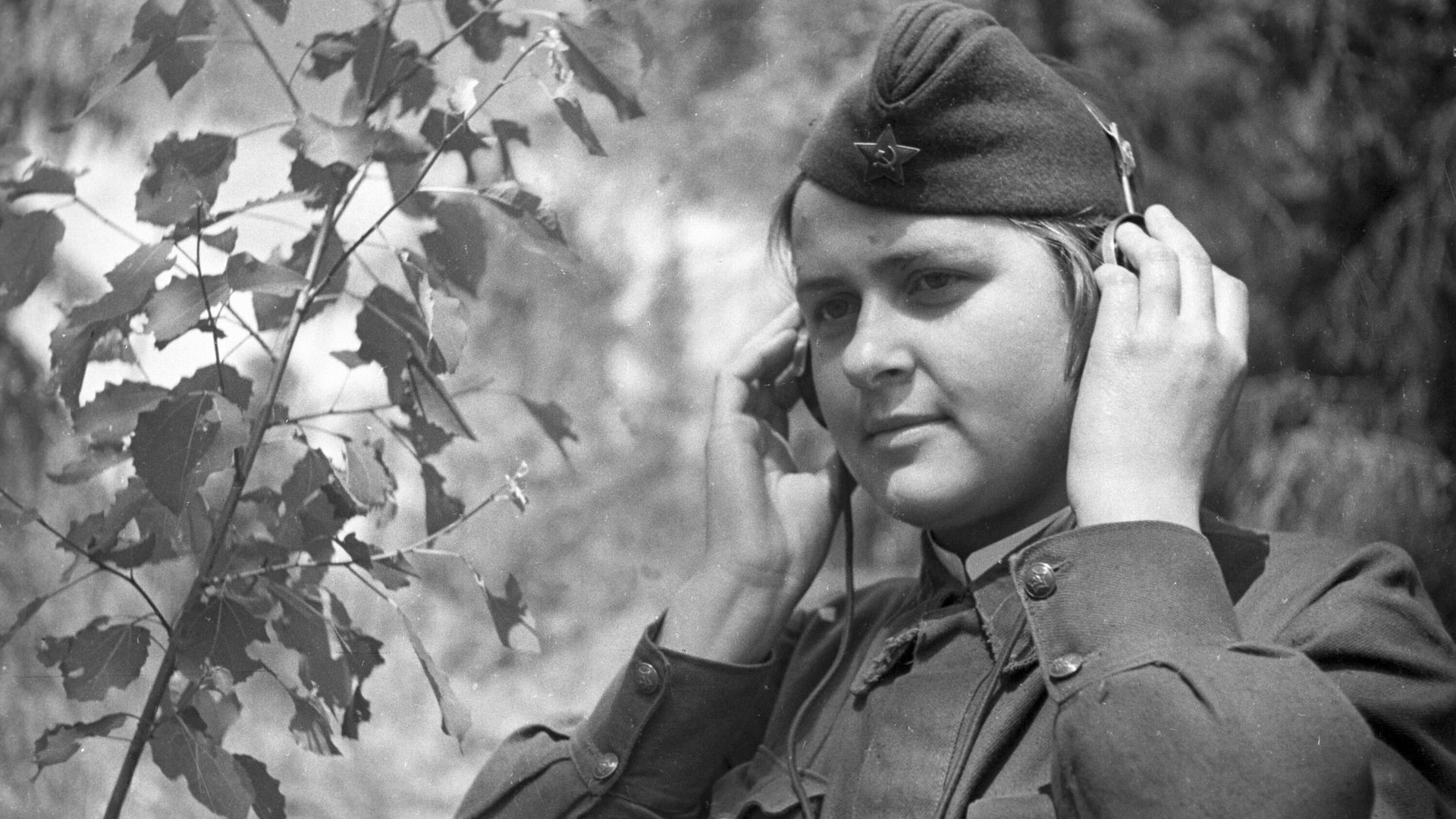 Старший радист-телеграфист 81-го отдельного полка связи штаба Калининского фронта Анна Николаевна Соврикова - РИА Новости, 1920, 30.04.2025