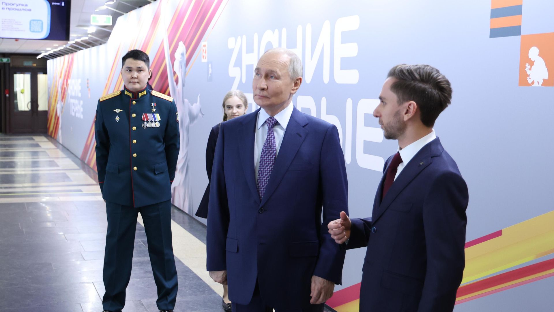 Президент РФ Владимир Путин осматривает выставку в Центральном музее Великой Отечественной войны 1941–1945 годов на Поклонной горе в Москве - РИА Новости, 1920, 30.04.2025
