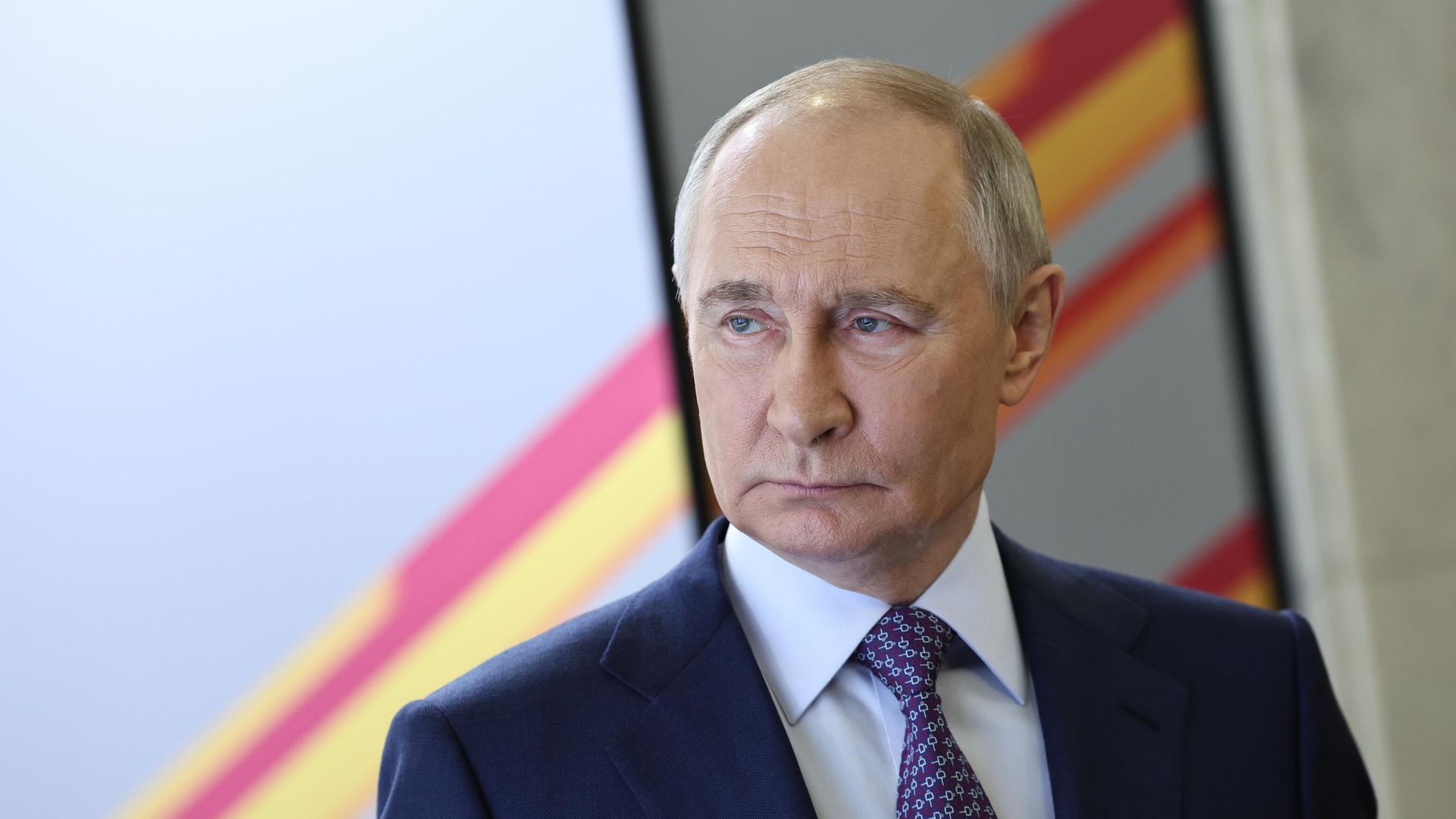 Президент РФ Владимир Путин осматривает выставку в Центральном музее Великой Отечественной войны 1941–1945 годов на Поклонной горе в Москве Президент РФ Владимир Путин осматривает выставку в Центральном музее Великой Отечественной войны 1941–1945 годов на Поклонной горе в Москве - РИА Новости, 1920, 30.04.2025
