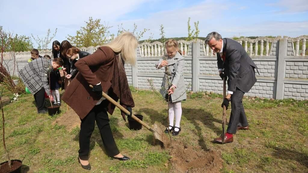 Мемориальная патриотическая акция Сад памяти в Гродно Мемориальная патриотическая акция Сад памяти в Гродно - РИА Новости, 1920, 30.04.2025