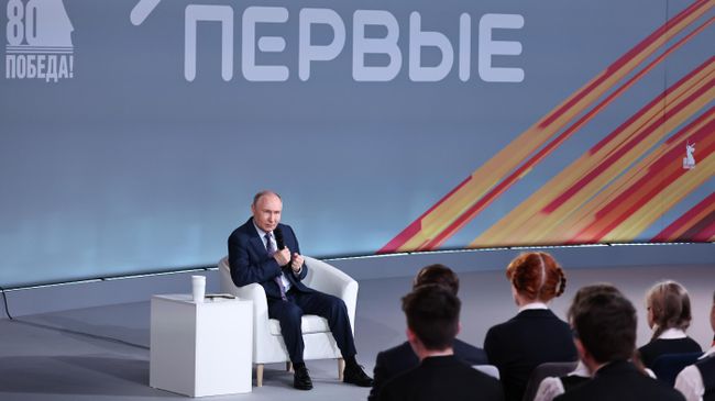 Президент РФ Владимир Путин во время встречи с участниками просветительского марафона Знание.Первые в Москве. 30 апреля 2025