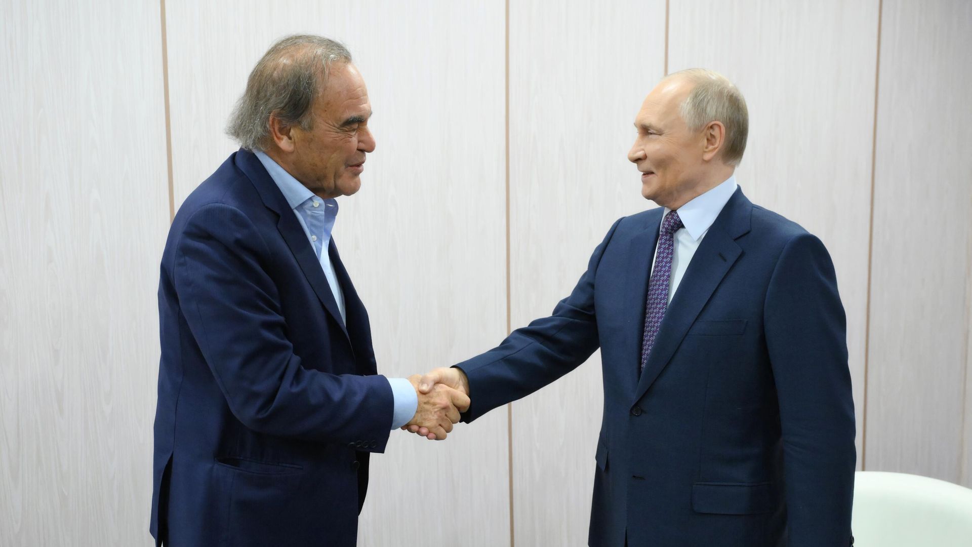 Президент РФ Владимир Путин и американский кинорежиссер Оливер Стоун во время встречи на полях марафона Знание.Первые в Москве. 30 апреля 2025 Президент РФ Владимир Путин и американский кинорежиссер Оливер Стоун во время встречи на полях марафона Знание.Первые в Москве. 30 апреля 2025 - РИА Новости, 1920, 30.04.2025