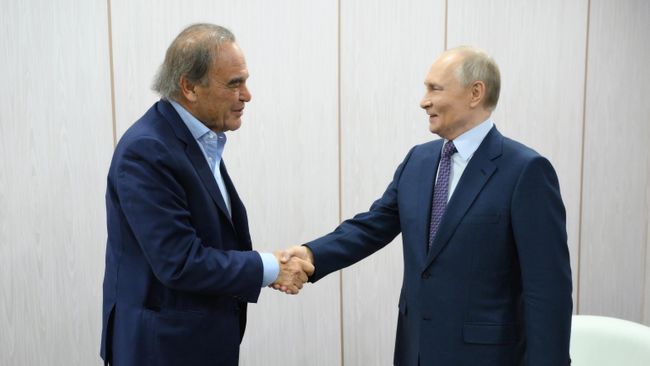 Президент РФ Владимир Путин и американский кинорежиссер Оливер Стоун во время встречи на полях марафона Знание.Первые в Москве. 30 апреля 2025