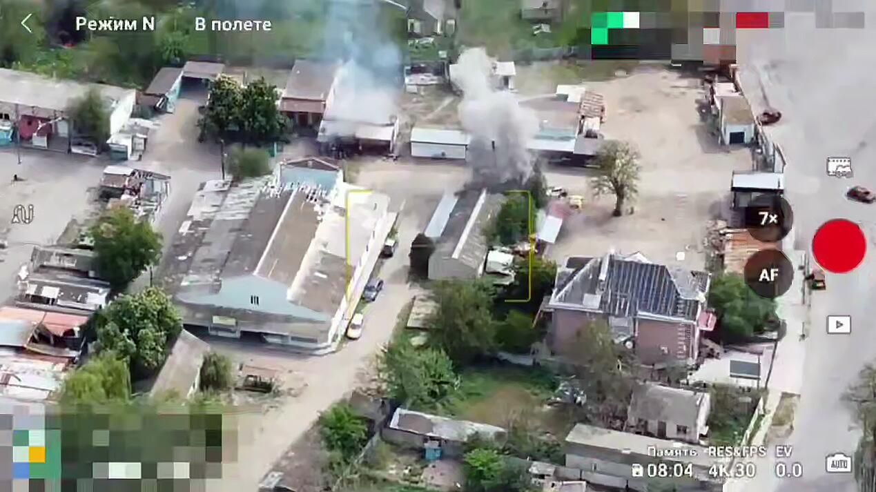 Последствия удара дронов ВСУ по рынку в Алешках Херсонской области. Кадр видео - РИА Новости, 1920, 01.05.2025