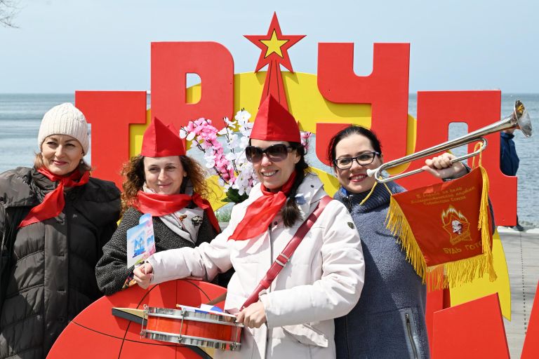 Празднование 1 Мая на набережной Спортивной гавани во Владивостоке Празднование 1 Мая на набережной Спортивной гавани во Владивостоке