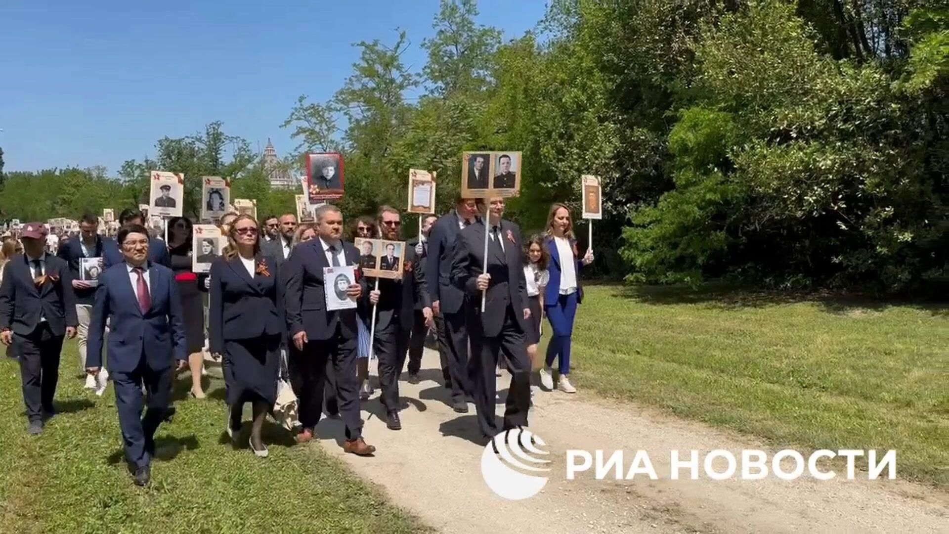 Шествие Бессмертного полка и открытие мурала ко Дню Победы на резиденции посла России в Италии Шествие Бессмертного полка и открытие мурала ко Дню Победы на резиденции посла России в Италии - РИА Новости, 1920, 01.05.2025