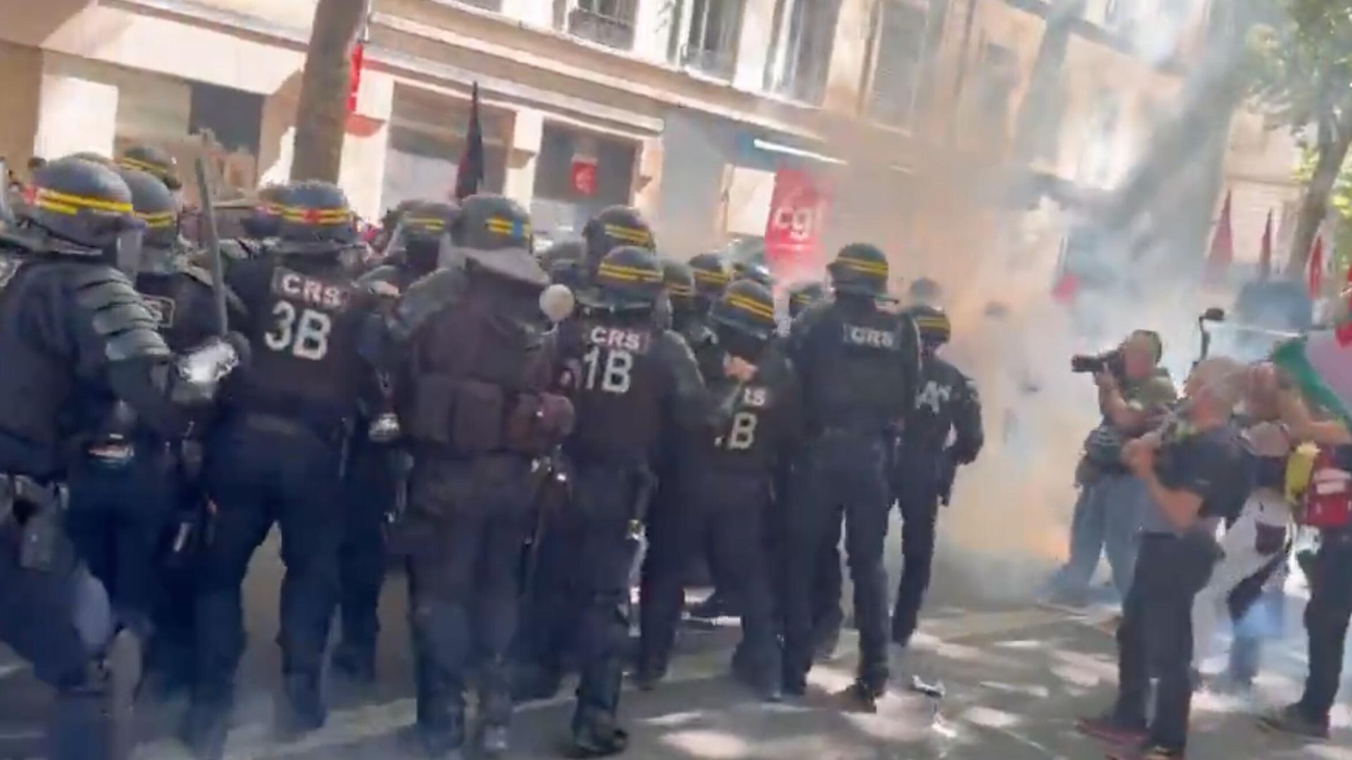 Сотрудники полиции и участники первомайской демонстрации в Лионе, Франция. Кадр видео Сотрудники полиции и участники первомайской демонстрации в Лионе, Франция. Кадр видео - РИА Новости, 1920, 01.05.2025