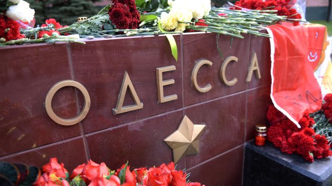 Тумба города Одессы у мемориала Могила Неизвестного Солдата в Александровском саду в Москве, куда горожане возлагают цветы в память о погибших при пожаре в одесском Доме профсоюзов