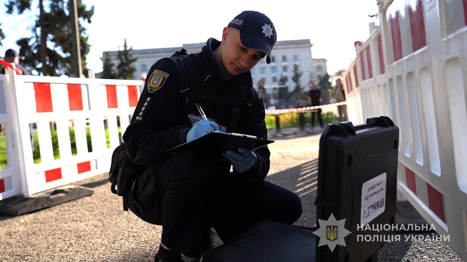 Сотрудник полиции Украины на Куликовом поле в Одессе, где мужчина набросился на полицейского и ранил его - РИА Новости, 1920, 02.05.2025