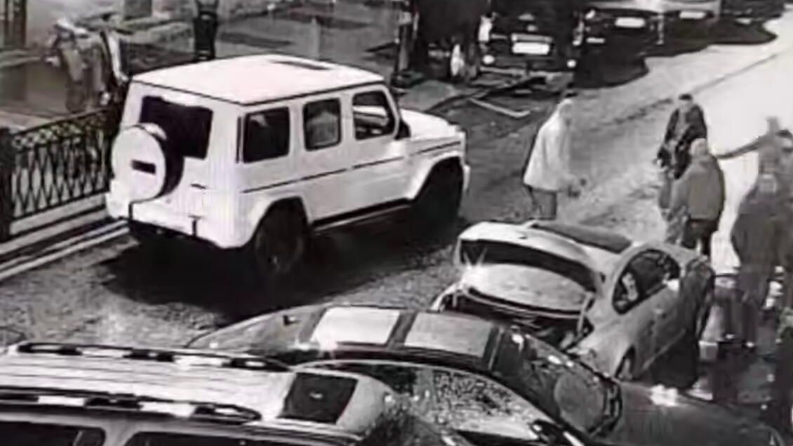 Петербурженка на Mercedes въехала на тротуар у кафе в центре города Петербурженка на Mercedes въехала на тротуар у кафе в центре города - РИА Новости, 1920, 03.05.2025
