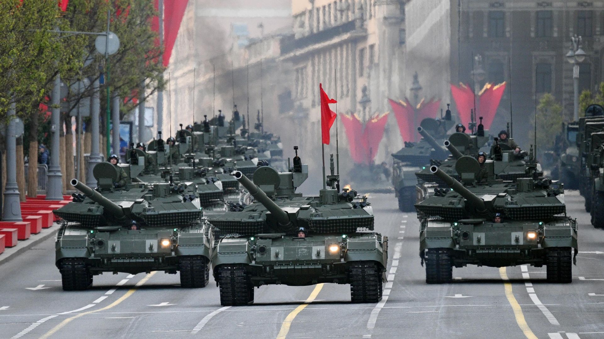 Танки Т-90М на репетиции парада в Москве в честь 80-й годовщины Победы в Великой Отечественной войне - РИА Новости, 1920, 07.05.2025