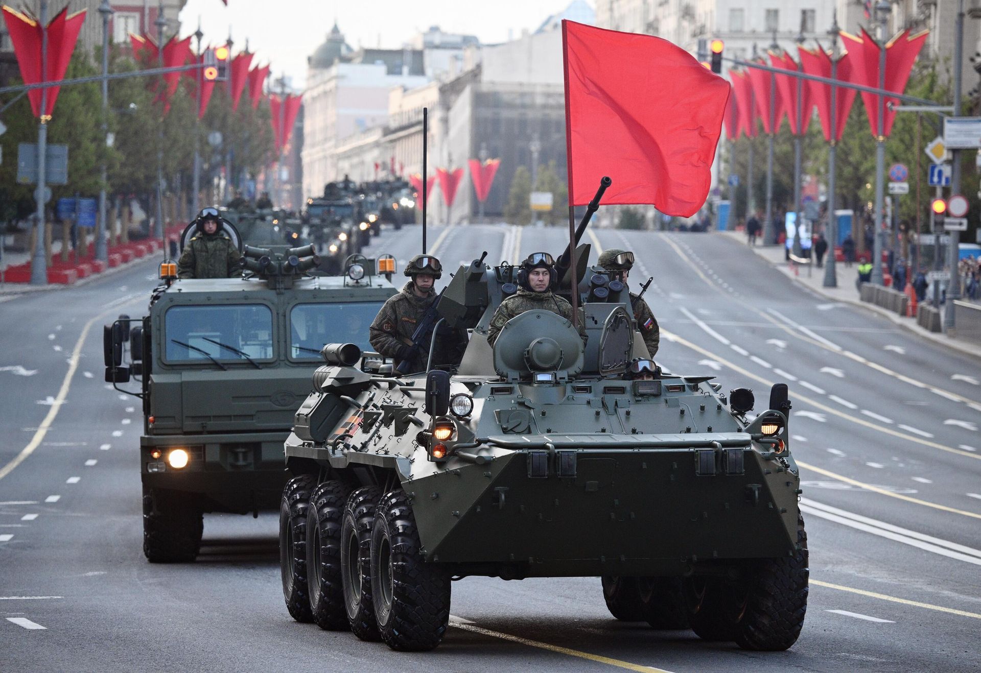 БТР-82А и самоходная артиллерийская установка Мальва на репетиции парада в Москве в честь 80-й годовщины Победы в Великой Отечественной войне - РИА Новости, 1920, 07.05.2025