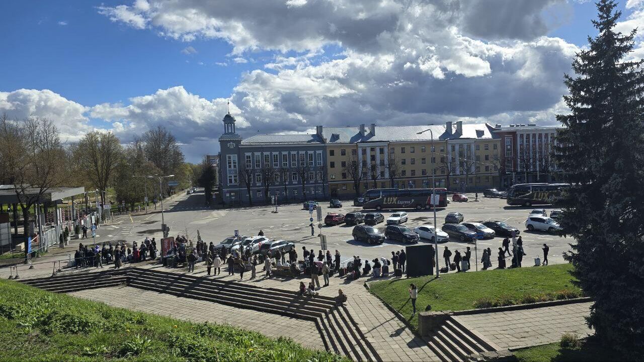 Очередь на пограничном пункте Нарва. 3 мая 2026 - РИА Новости, 1920, 04.05.2025
