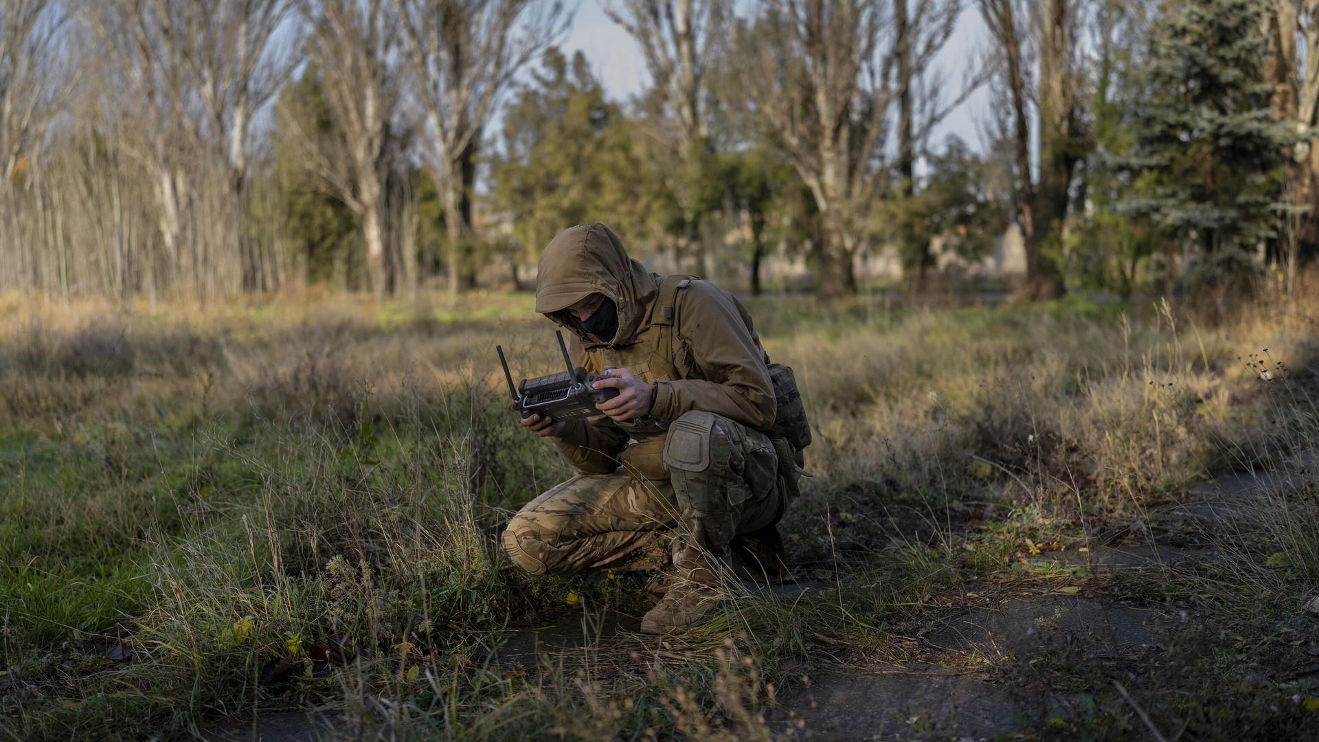 Украинский военнослужащий управляет дроном Украинский военнослужащий управляет дроном - РИА Новости, 1920, 04.05.2025