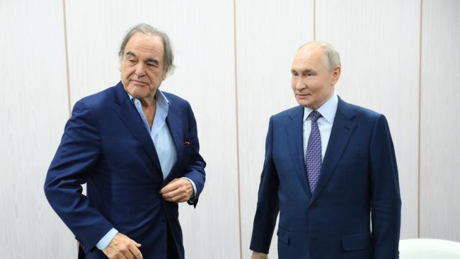 Президент РФ Владимир Путин и американский кинорежиссер Оливер Стоун во время встречи на полях марафона Знание.Первые в Москве