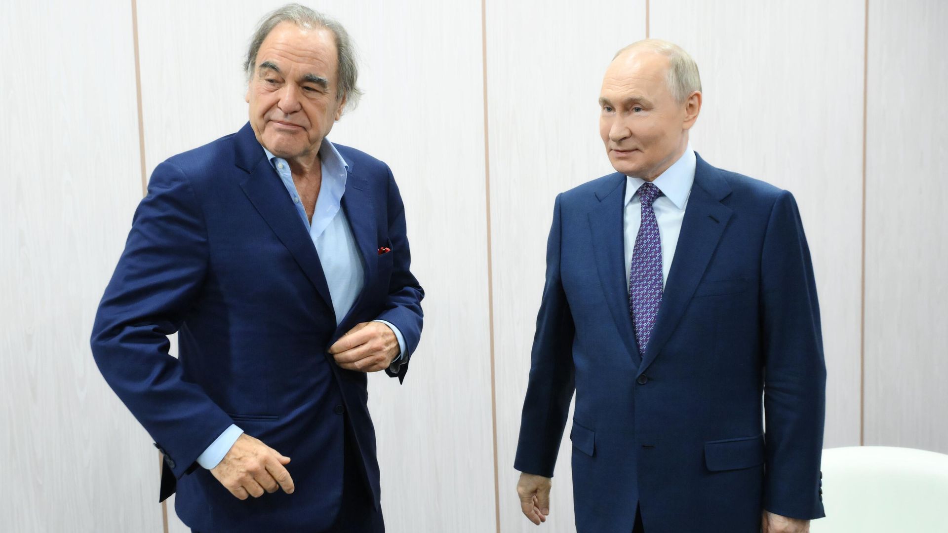 Президент РФ Владимир Путин и американский кинорежиссер Оливер Стоун во время встречи на полях марафона Знание.Первые в Москве - РИА Новости, 1920, 04.05.2025