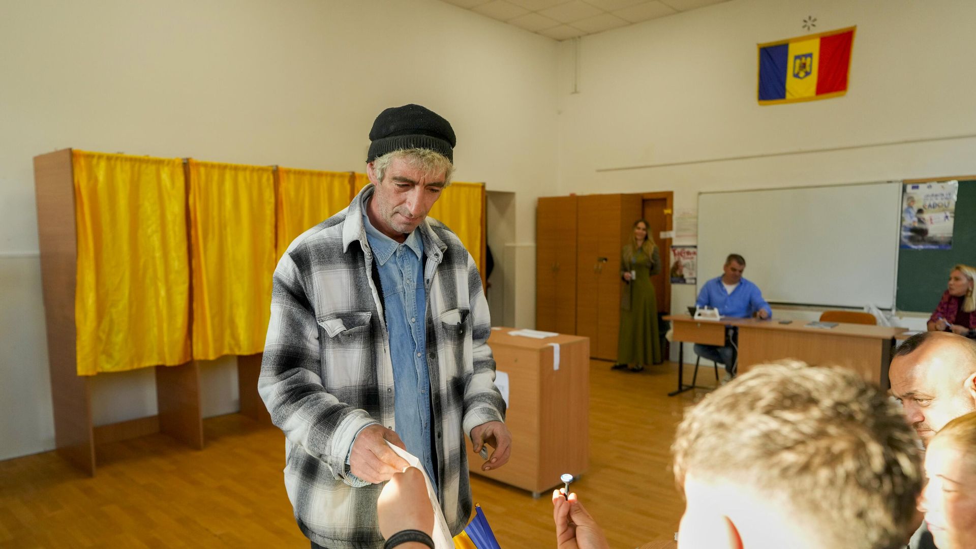 Голосование на избирательном участке во время президентских выборов в Румынии - РИА Новости, 1920, 05.05.2025