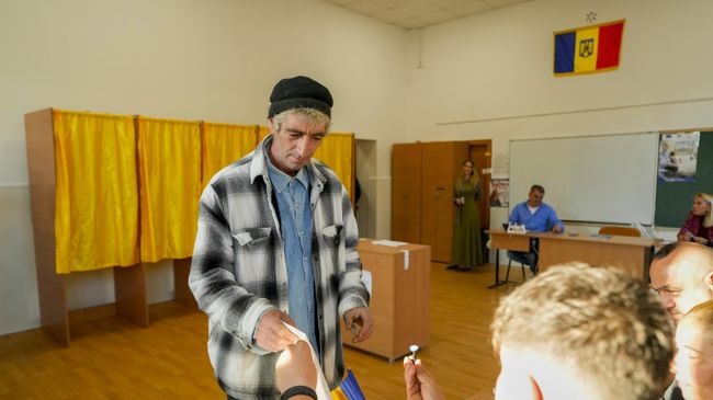 Голосование на избирательном участке во время президентских выборов в Румынии