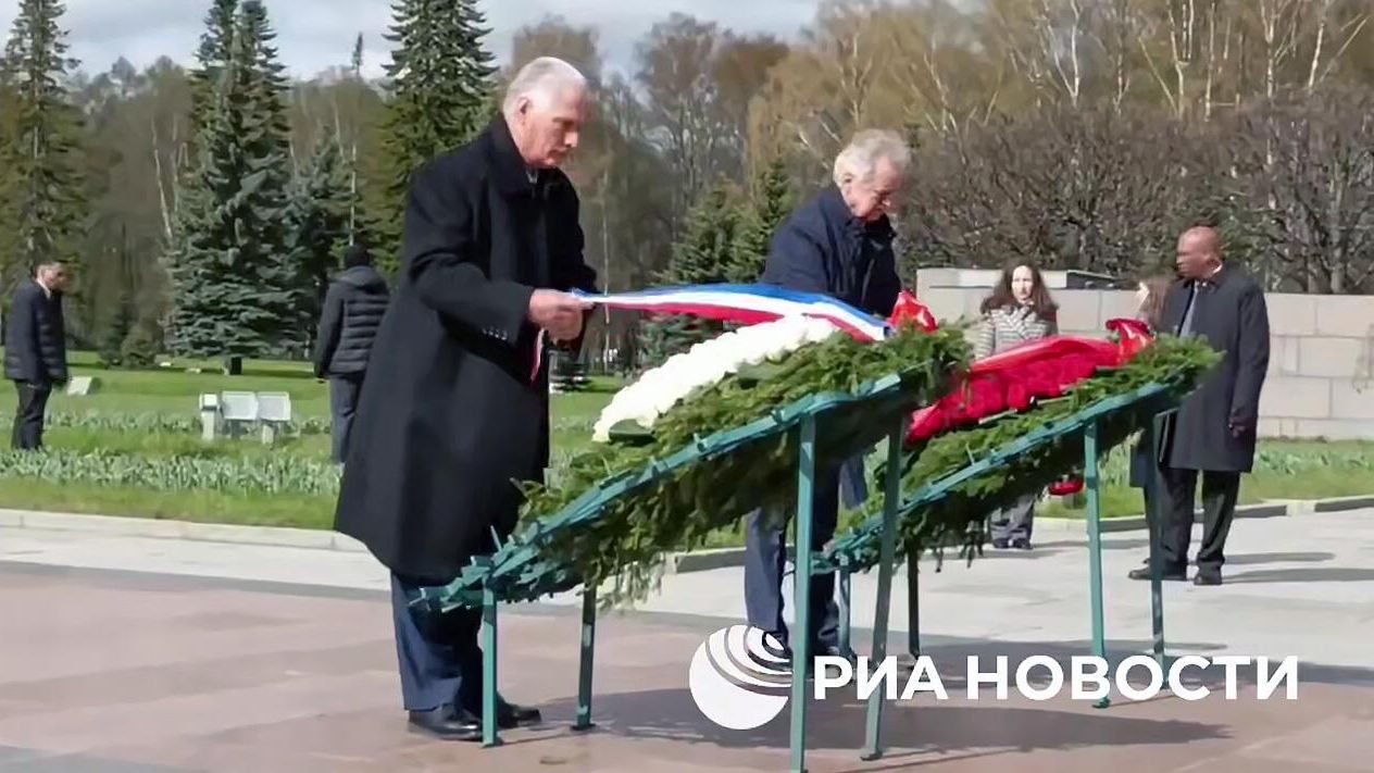 Президент Кубы Мигель Диас-Канель Бермудес возложил цветы к монументу Мать-Родина на Пискаревском мемориальном кладбище. Кадр видео - РИА Новости, 1920, 05.05.2025