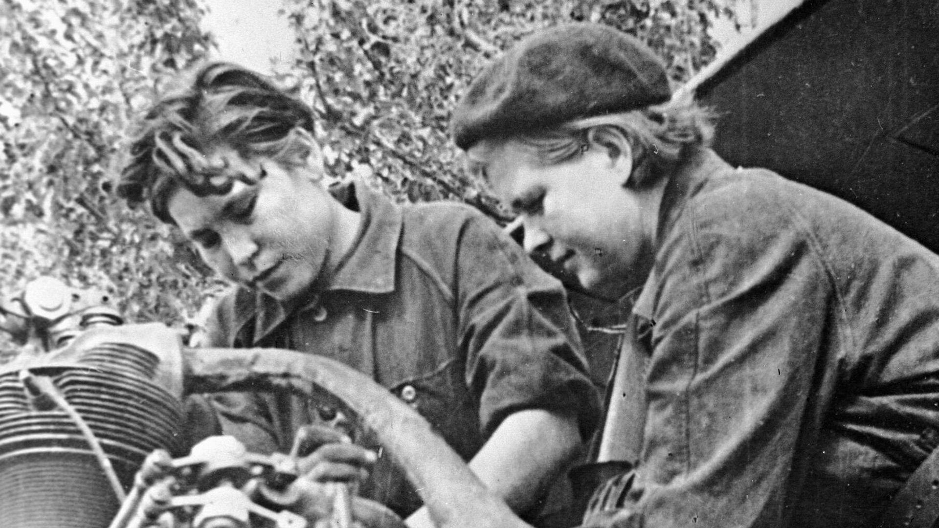 Гвардии техник-лейтенанты 588-ого ночного легкобомбардировочного авиационного полка Мария Антиповна Щелканова и Вера Васильевна Дмитренко готовят самолет к боевому вылету в пункте базирования в станице Ассиновская - РИА Новости, 1920, 16.05.2025