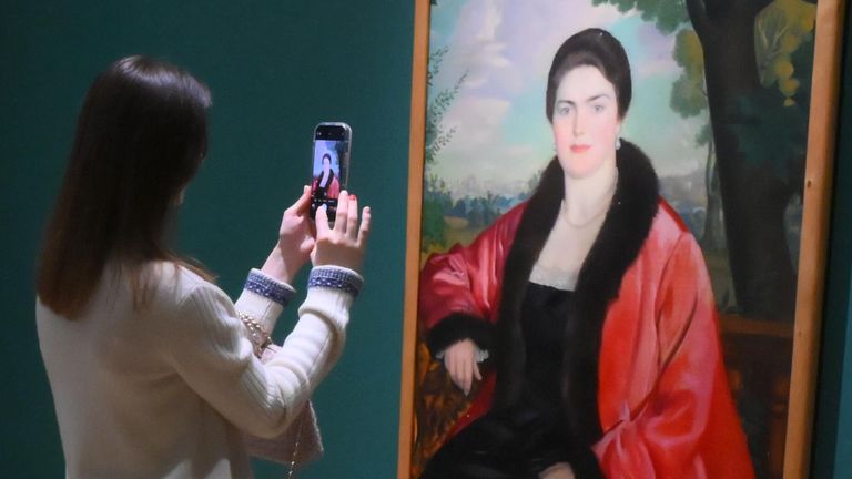 Картина Портрет М.В.Петцольд на предварительном показе выставки Борис Кустодиев. Живопись. Графика. Театр в Третьяковской галерее