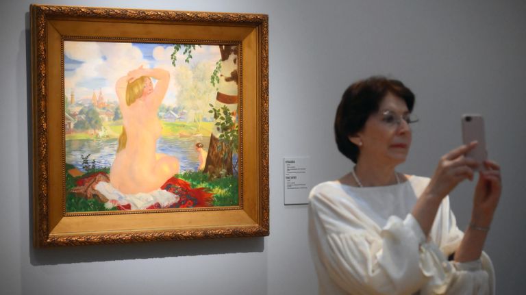 Картина Купальщица на предварительном показе выставки Борис Кустодиев. Живопись. Графика. Театр в Третьяковской галерее