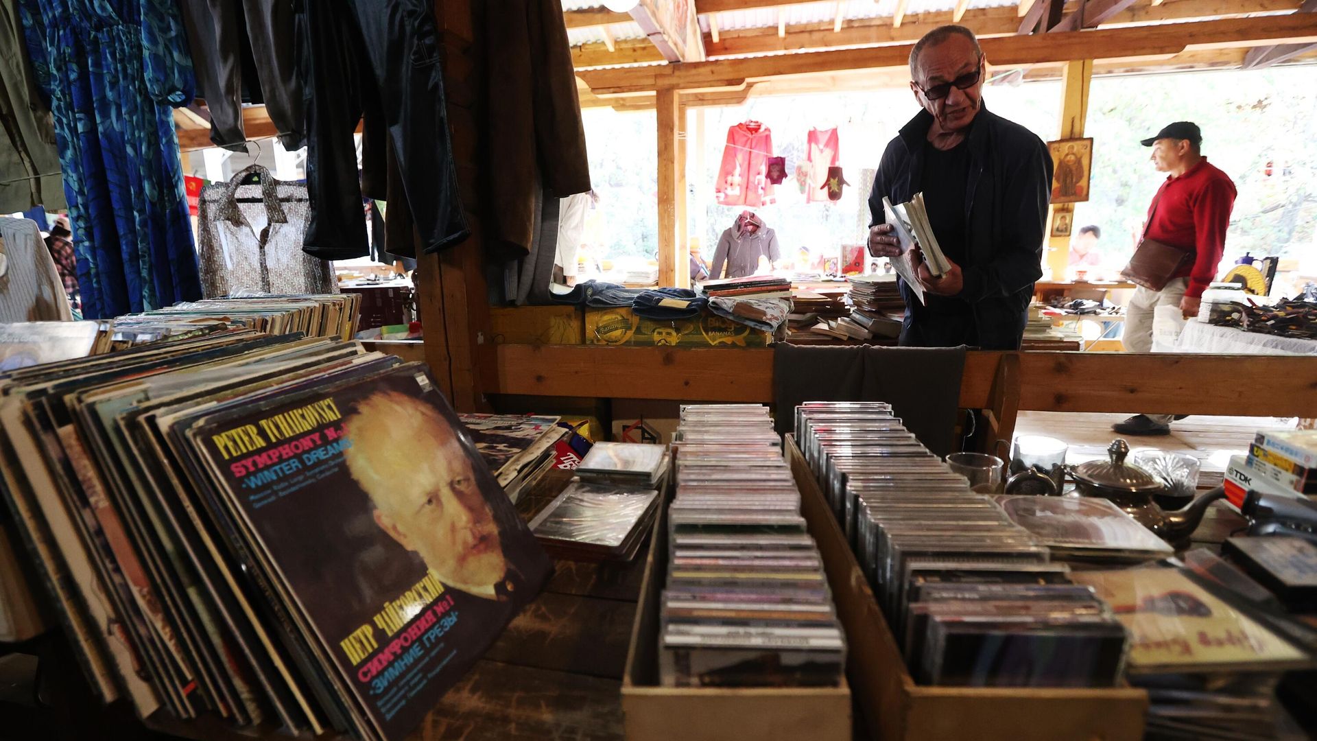 Измайловский вернисаж в Москве Измайловский вернисаж в Москве - РИА Новости, 1920, 12.10.2026