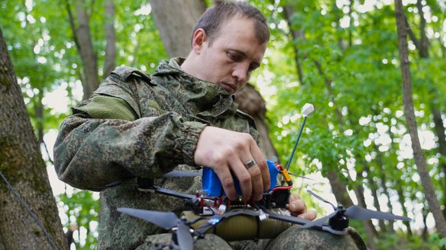 Кедр проверяет готовность дрона к полету Кедр проверяет готовность дрона к полету