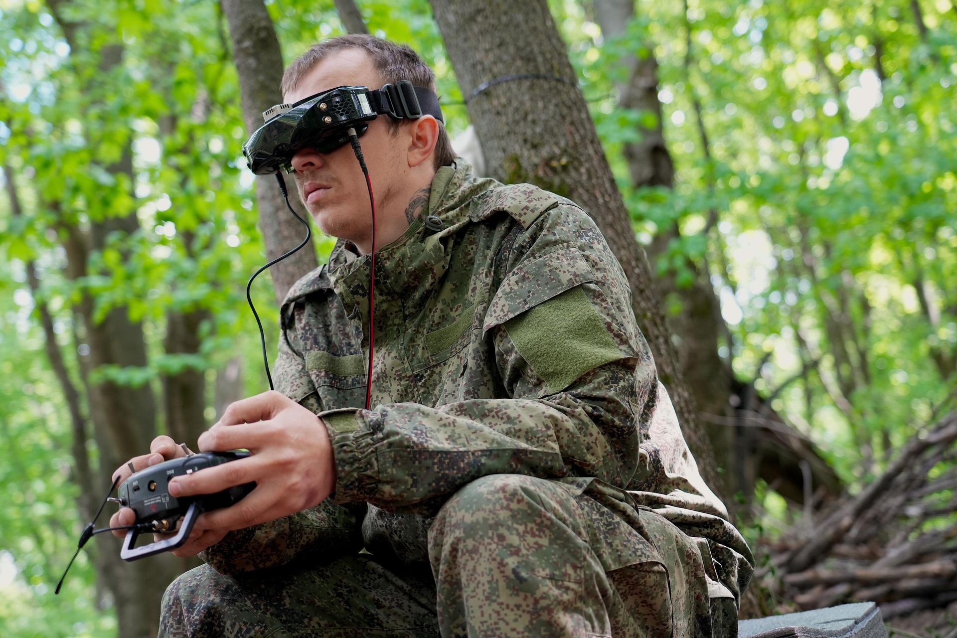Кедр управляет FPV-дроном Кедр управляет FPV-дроном