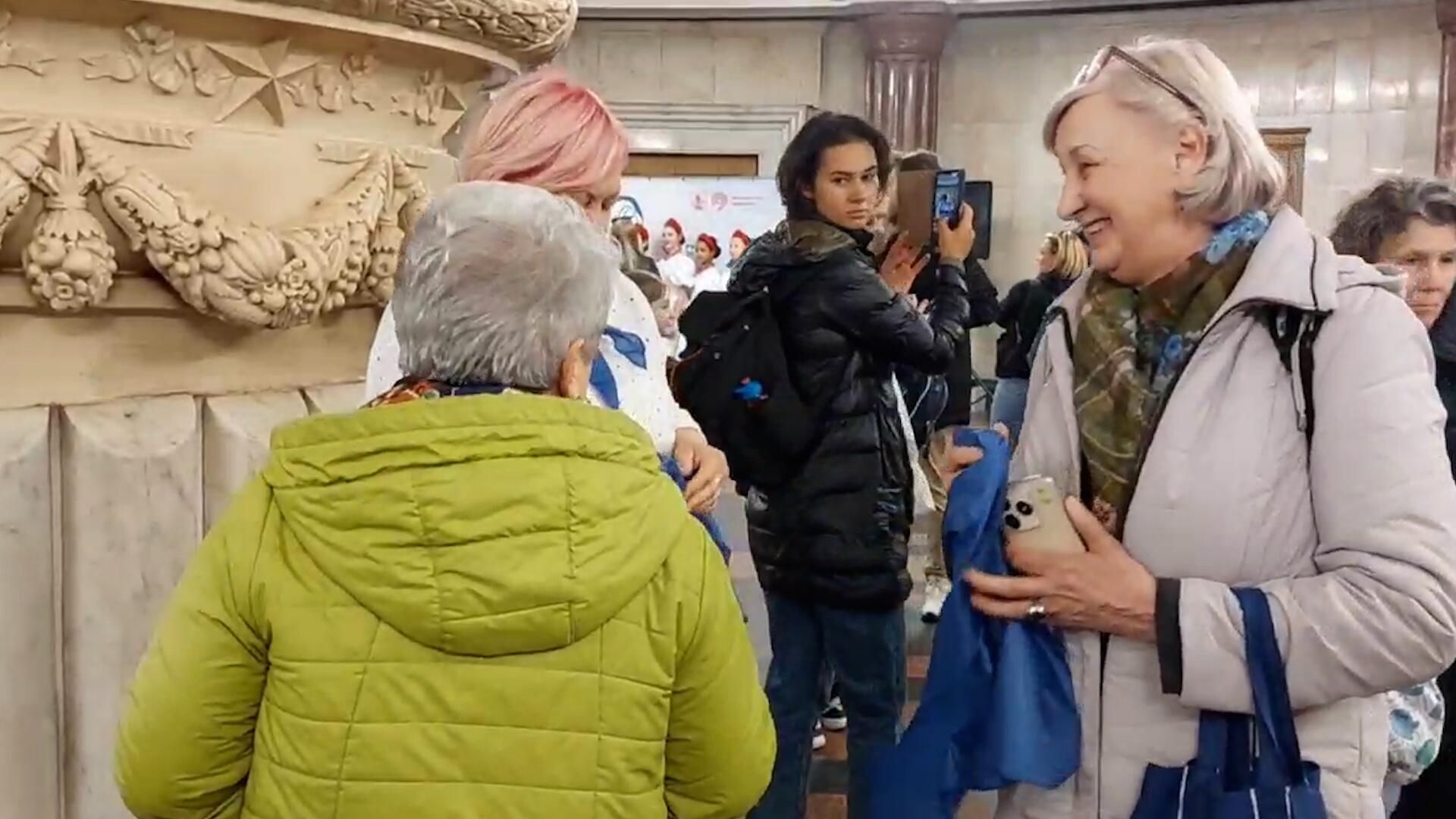 Акция Синий платочек Победы на станции Курская в московском метро - РИА Новости, 1920, 05.05.2025